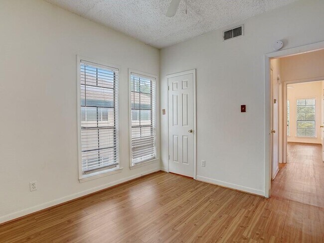 Building Photo - 711 W 21st St