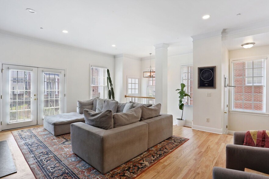 Building Photo - 308 Creekbank Way SE