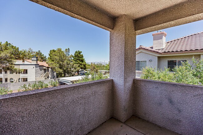Building Photo - Upstairs condo in gated community