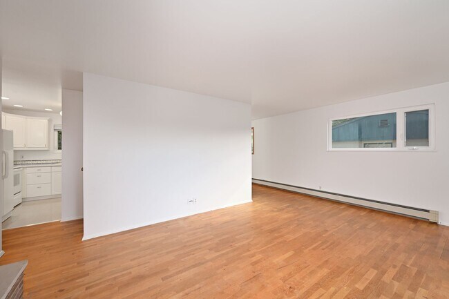 Building Photo - Spacious 4BR/2 BA Home in Quiet North-End ...