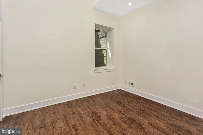 Building Photo - 1905 E Hagert St