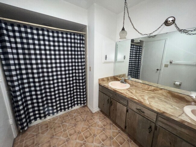 Building Photo - 2 Bedroom 2.5 Bath 2 Story Townhome AVAILA...