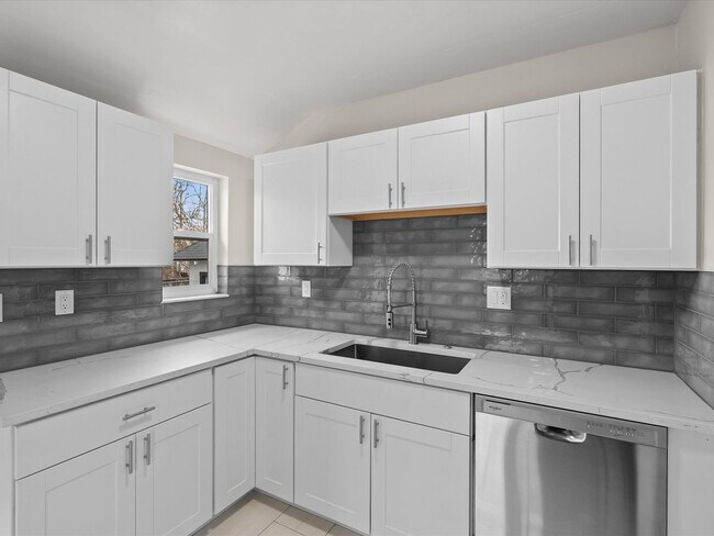 Building Photo - Remodeled Midtown Bungalow