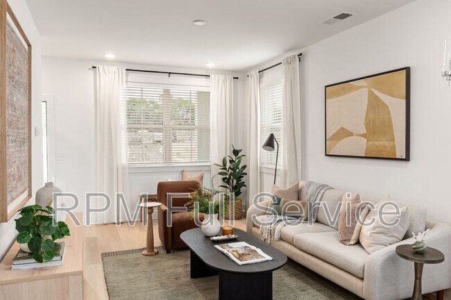 Building Photo - 722 N Dupont Ave