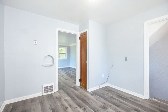 Building Photo - 3 BED 1.5 BATH BEAUTIFUL SINGLE FAMILY HOM...