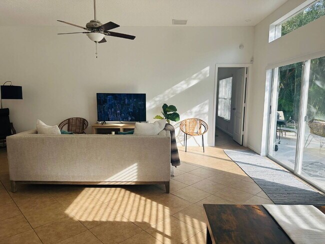 Building Photo - "Charming 3-Bedroom Oasis with 2 Full Baths in Riverview – Your Ideal Home Awaits!"