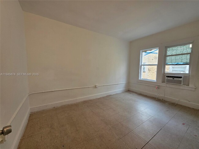 Building Photo - 1005 SW 19th Ave