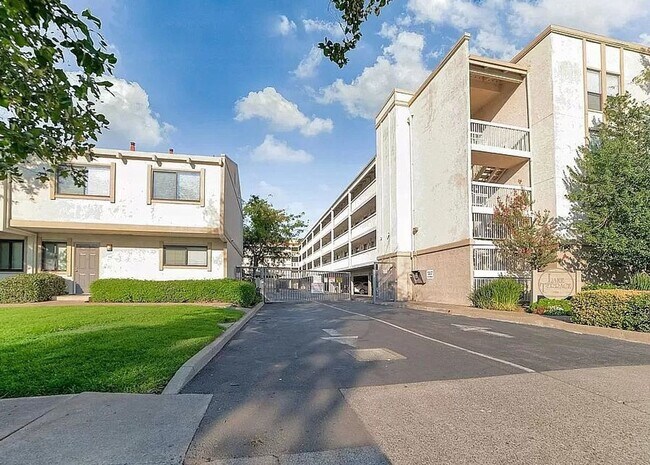 Building Photo - Fully Remodeled 2bedroom near downtown