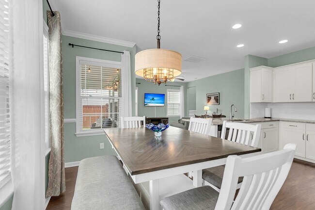 Building Photo - Fully Furnished 3 Bedroom, 2.5 Bathroom Ho...