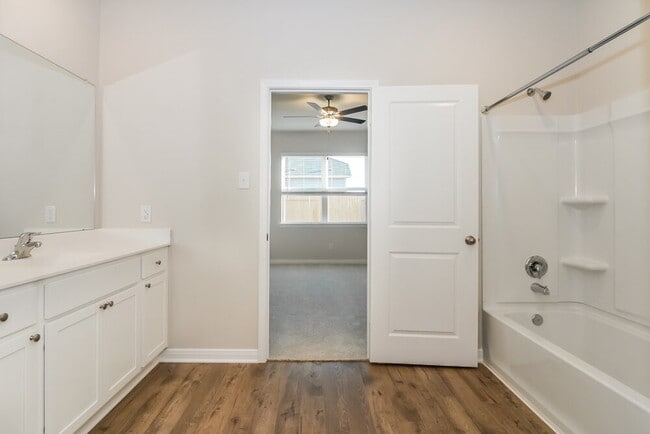 Building Photo - 424 Mustang Trot Dr