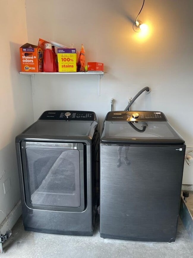 Building Photo - Furnished Tri-Level Townhome | 3BR/3BA | P...