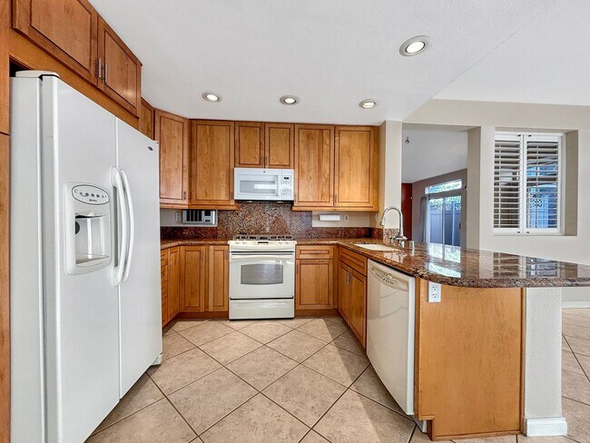 Building Photo - Beautiful 5BD/3BA 2-Story House in Tierras...