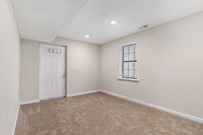 Building Photo - 3 bdrm, 2 bath in Stone Mountain