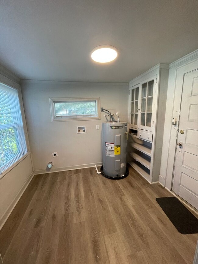 Building Photo - 2 bedroom, 1 bathroom home located in the ...
