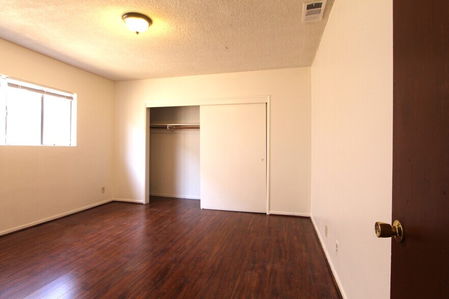 Building Photo - 308 N Primrose Ave
