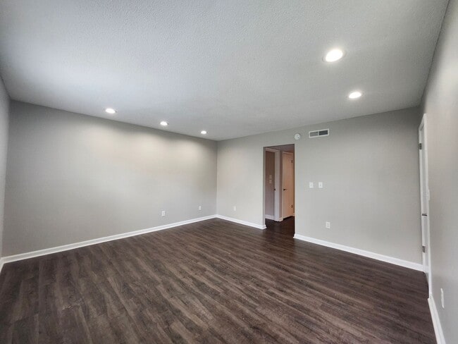 Building Photo - 6221 Bonny Oaks Dr