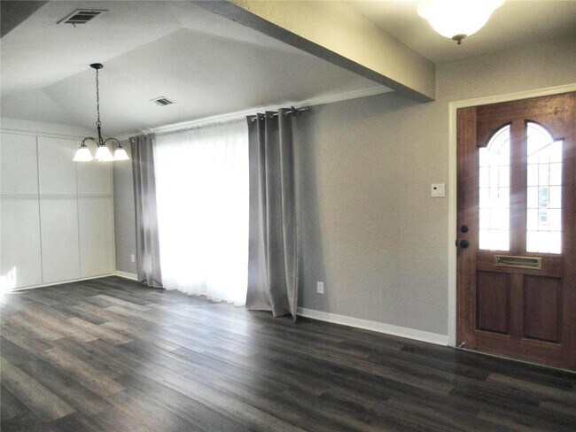 Building Photo - 2913 Ridgedale Dr