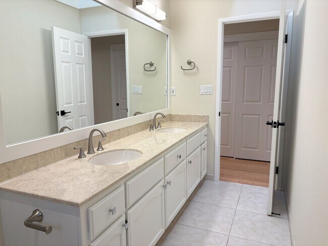 Building Photo - Beautifully Updated 4-Bedroom Home in Prime Mountain View Location!