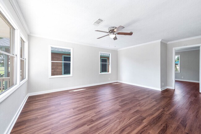 Building Photo - 2214 11th Ave N