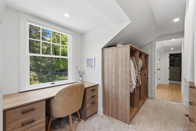 Building Photo - 90 Springhurst Rd