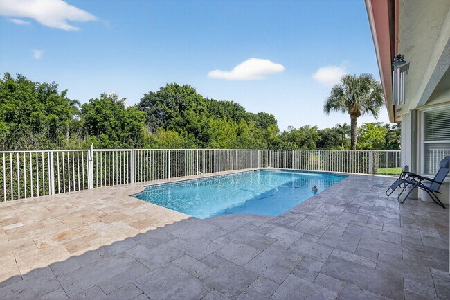 Building Photo - 1520 S Club Dr