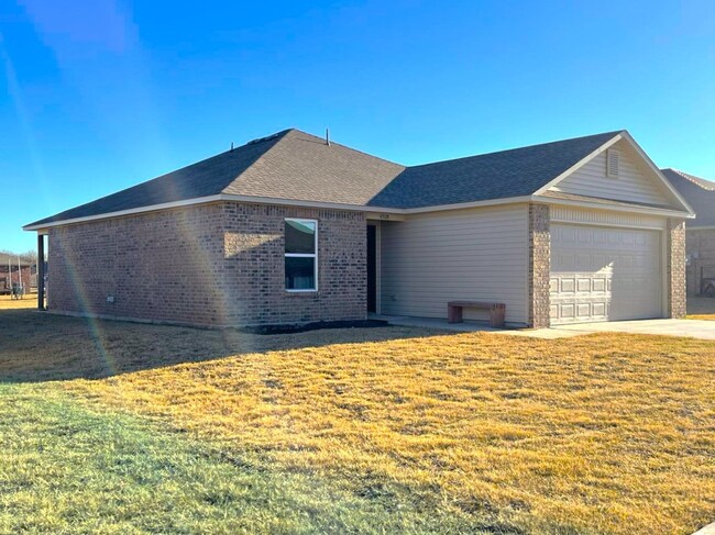 Building Photo - Harrah Haven: Exceptional 3 Bed, 2 Bath Re...