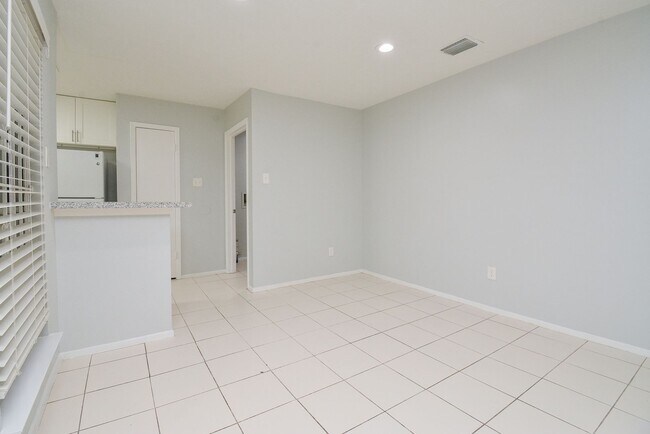 Building Photo - Charming Home for Rent in Southwest Houston !
