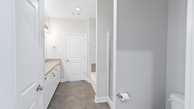 Building Photo - 3 Bedroom Townhomes Off Burbank