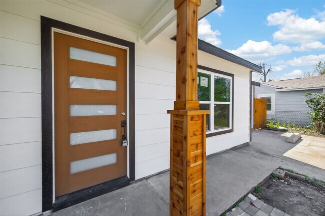 Building Photo - 3209 McCrarey Dr
