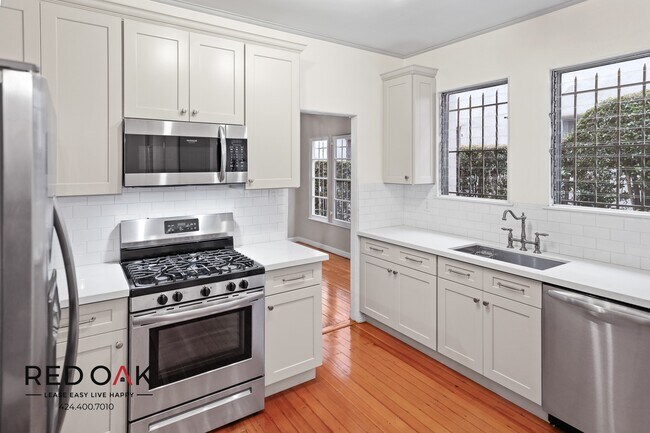 Building Photo - 206 S Martel Ave