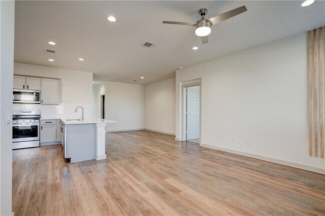 Building Photo - 280 Tequilana Pass