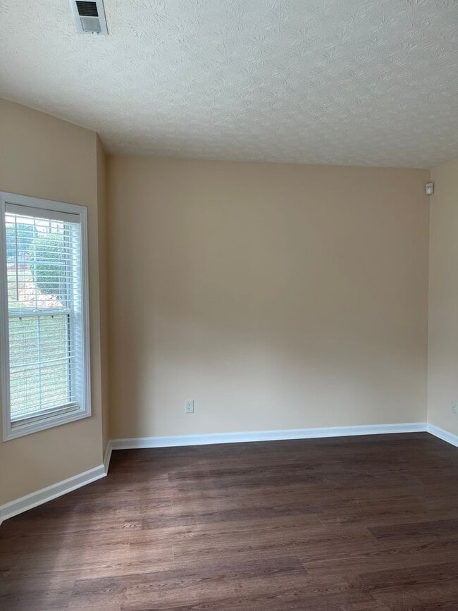 Building Photo - Riverdale Executive Home