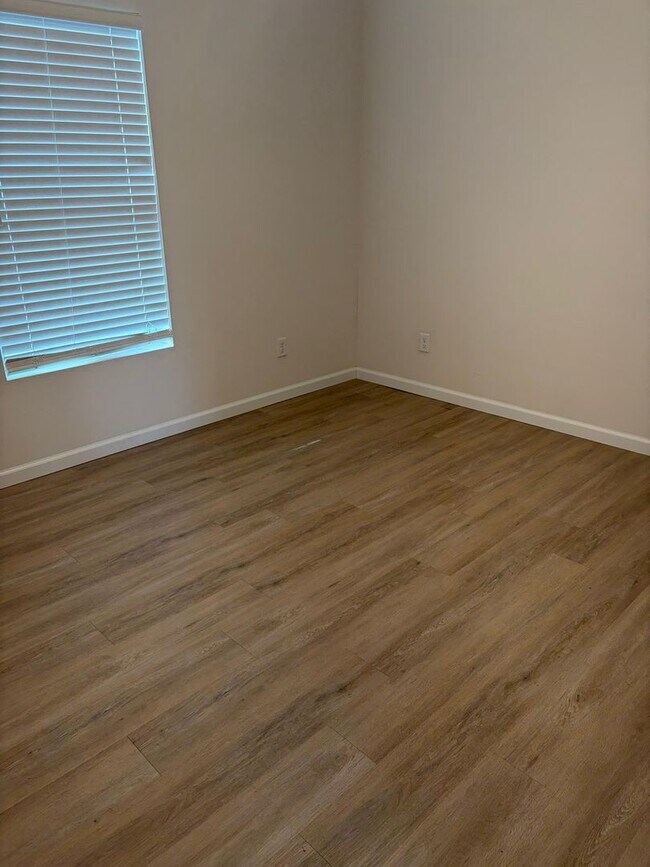 Building Photo - 1 bed, 1 bath Apartment