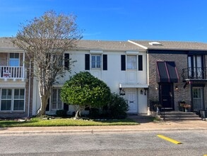 Building Photo - Townhome