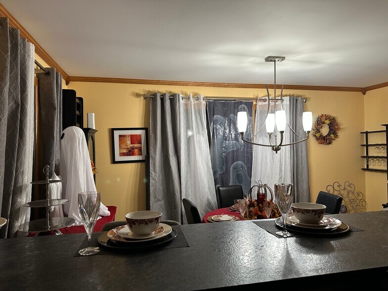 Dining room facing driveway. - 20 Magnolia Hl