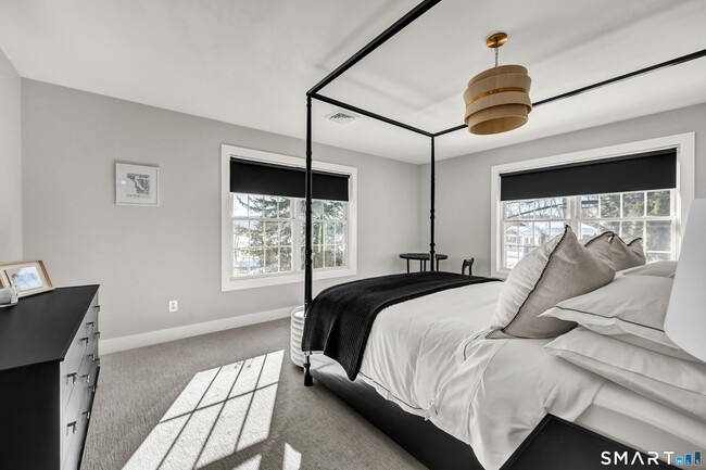 Building Photo - 5 Main Dr