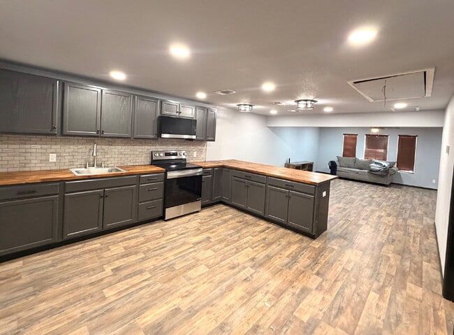 Building Photo - Move in Special, $500 off first full month of rent!