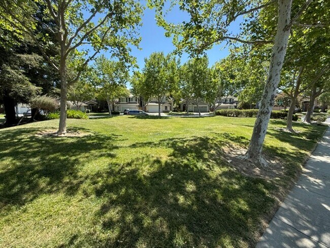 Building Photo - Pleasanton’s Windsor Community 4 bed / 2.5 bath,  Great schools, close to Downtown