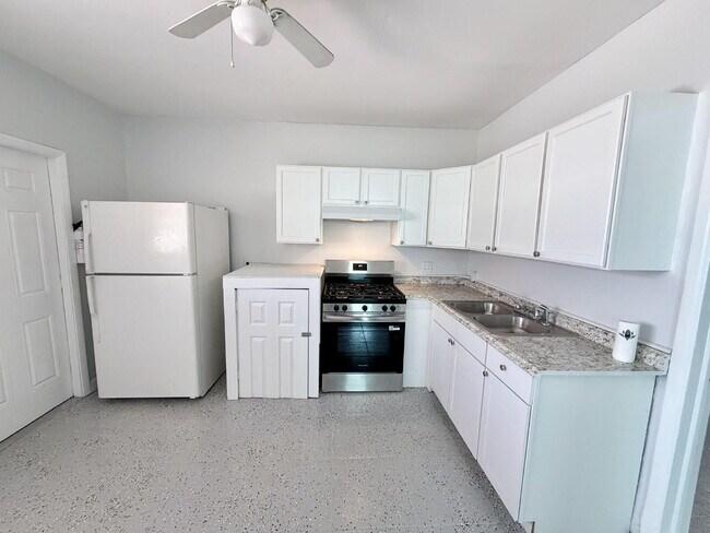 Building Photo - "Charming 2-Bed Oasis in West Palm Beach"
