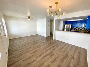 Building Photo - Great 1 Bedroom Condo in the Roadhaven Condos Gated Community!