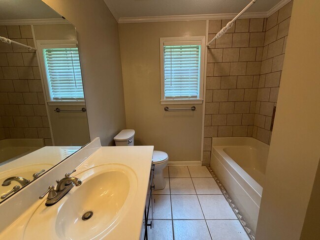 Building Photo - 4 bed/3 bath house in Tupelo