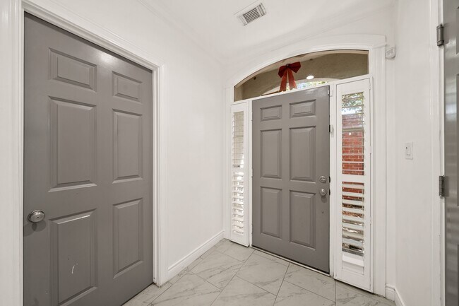 Building Photo - 1902 Greenwich Pl Dr