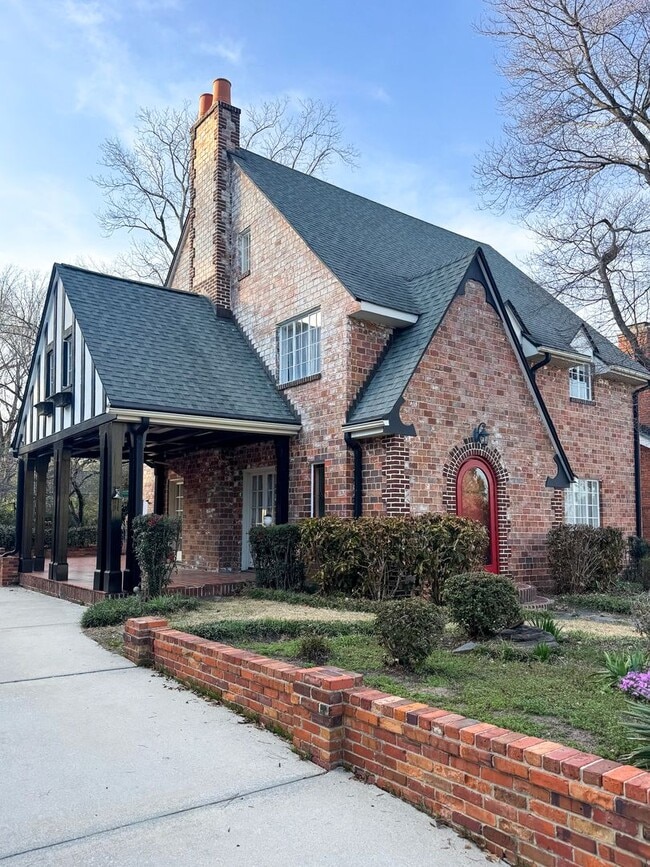 Building Photo - Stunning 4 Bed 4 Bath Haymount Home