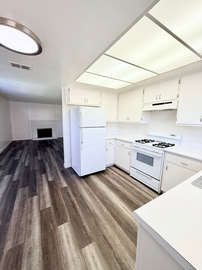 Building Photo - N604