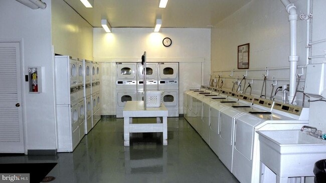 Building Photo - 5340 Holmes Run Pkwy