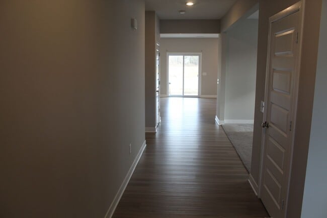 Building Photo - Spacious 5 BR Home in Avon Schools!