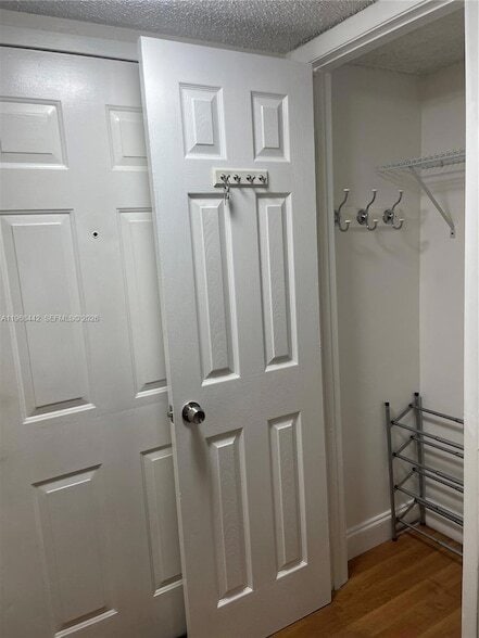 Building Photo - 570 S Park Rd