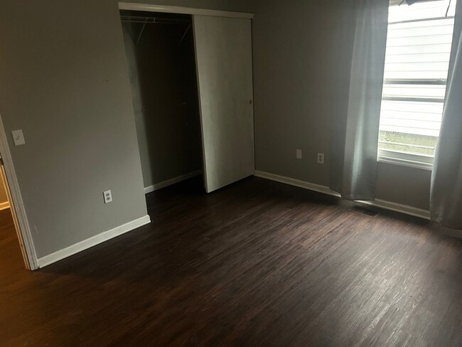 Building Photo - 4 Bedroom House