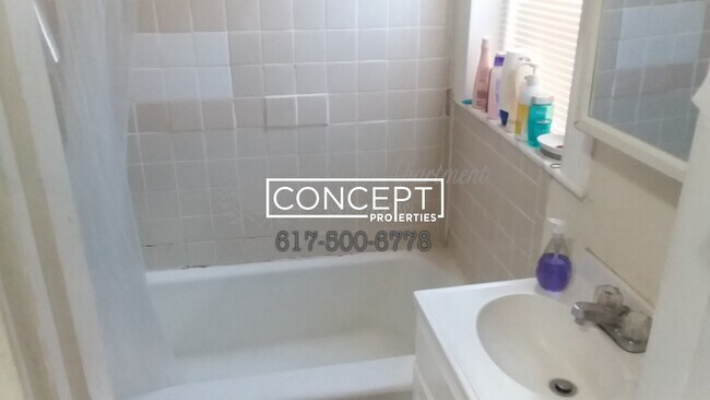 Building Photo - 447 Park Dr