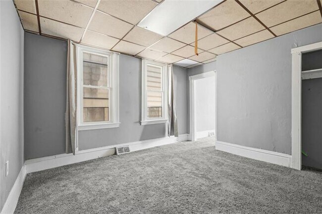 Building Photo - 5-bedroom, 1-bath home in East Pittsburgh